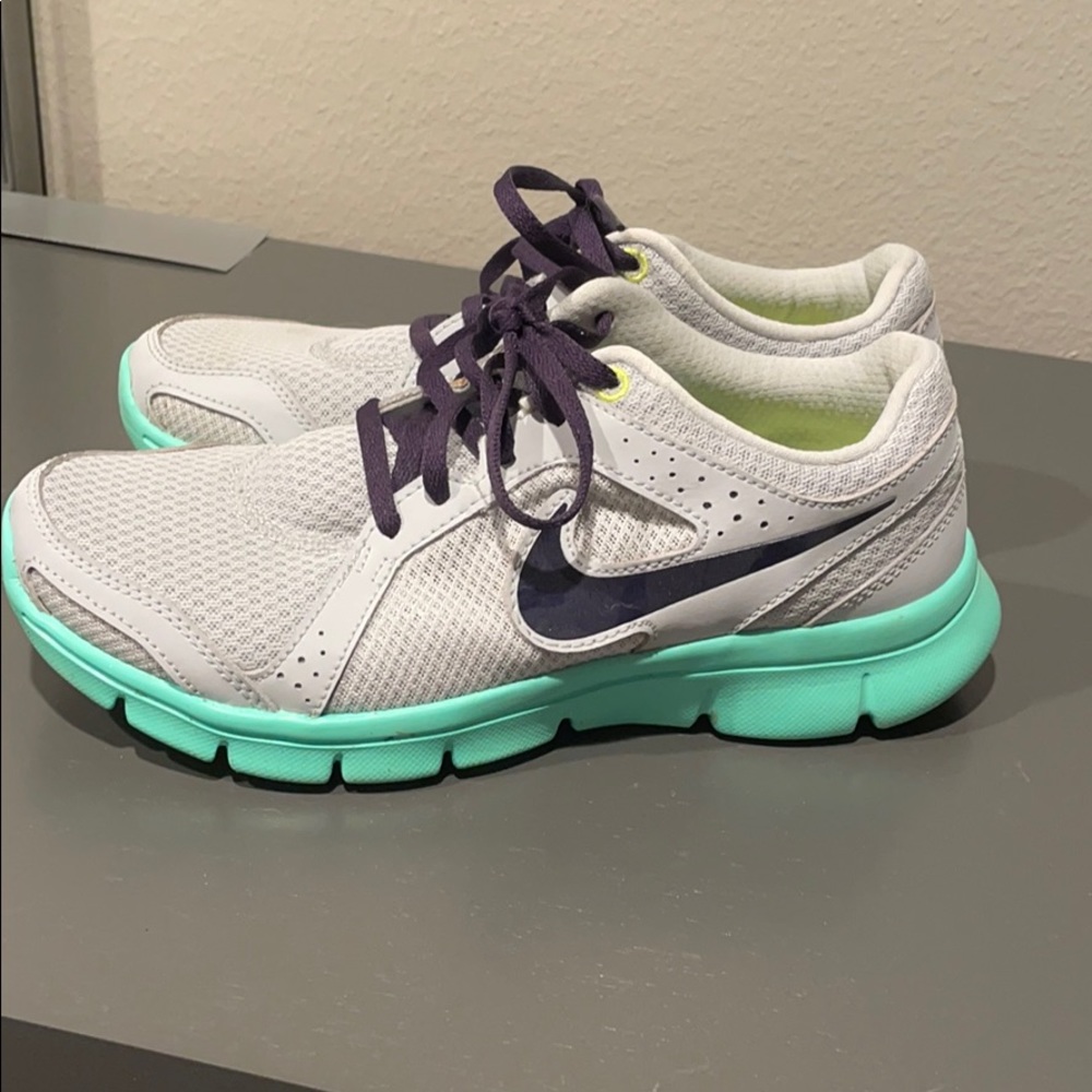 Nike size 6.5 great condition grey and mint